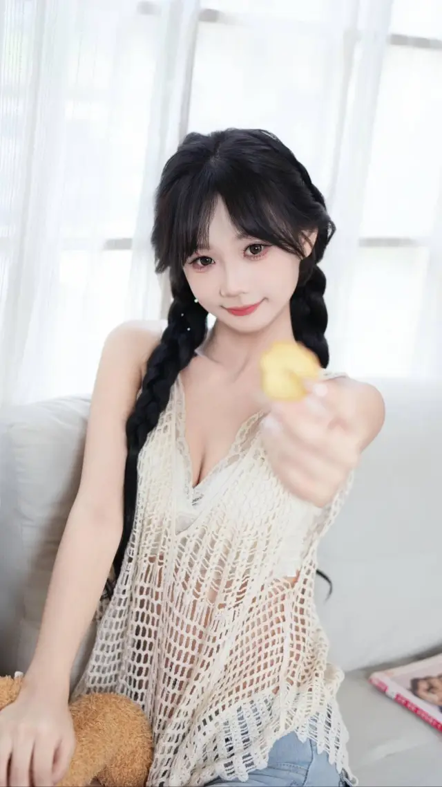 双麻花辫递零食居家美女手机壁纸