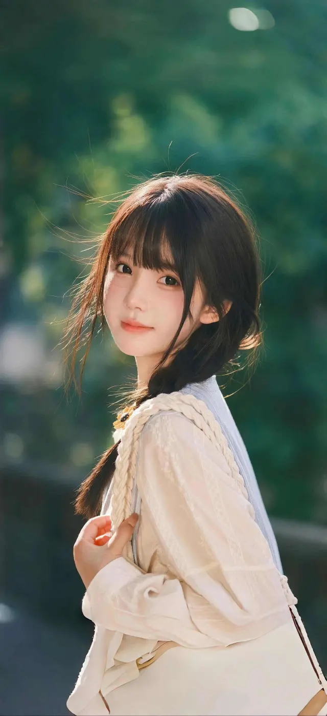 美女麻花辫白衬衫阳光下回眸人像手机壁纸