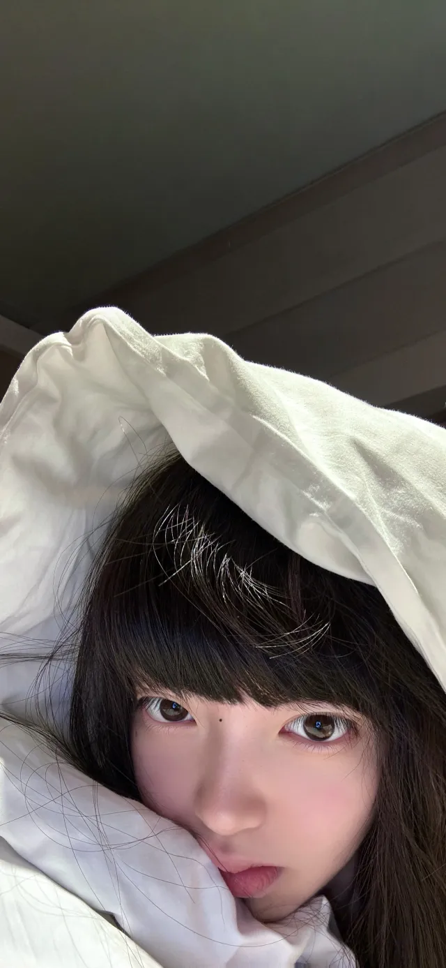 白被半遮脸美女温柔眼神慵懒治愈摄影手机壁纸