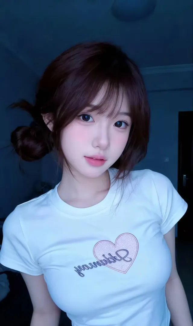 白色爱心印花T恤美女双马尾甜美自拍美女手机壁纸