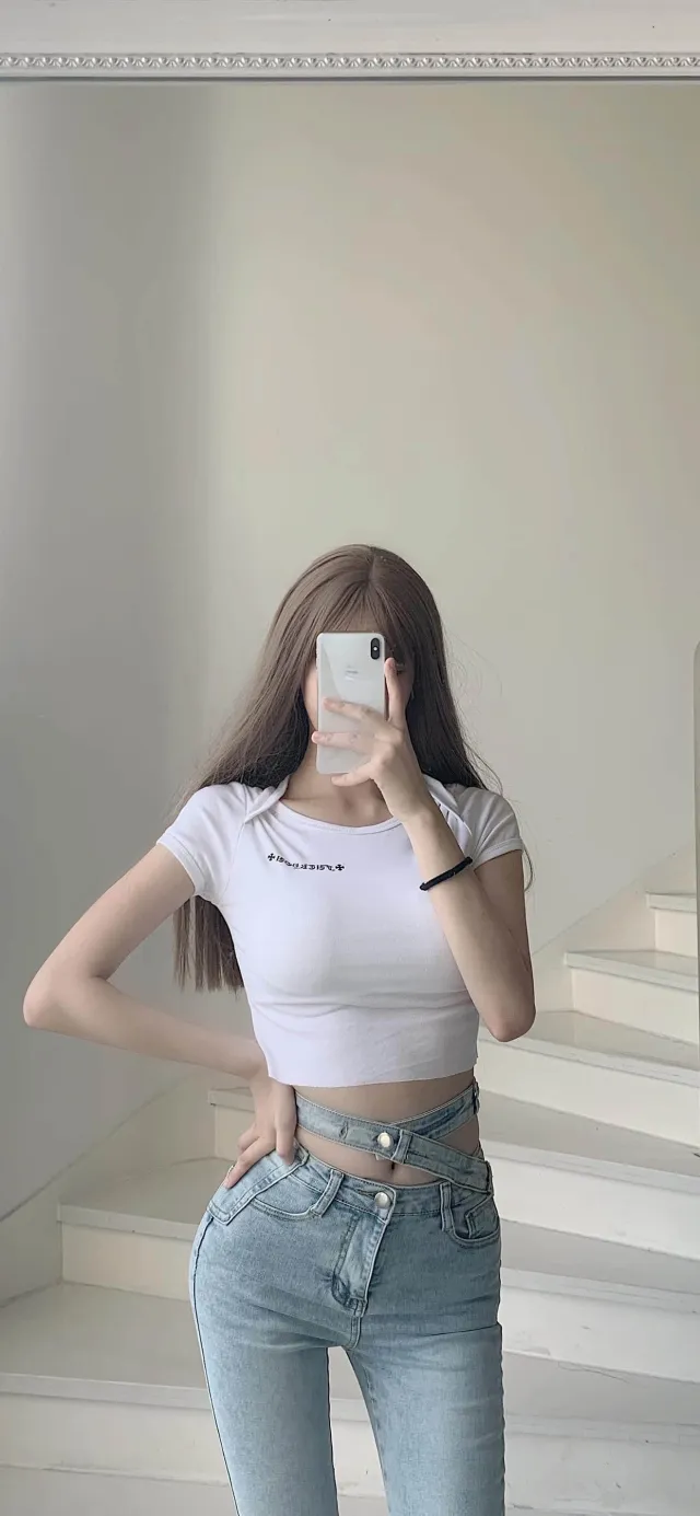 性感女生正面挡脸自拍渣男手机壁纸