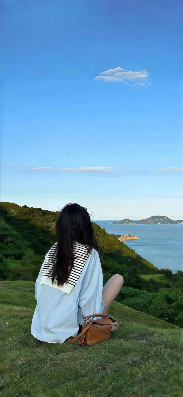 长发美女海边山坡背影蓝天岛屿风景手机壁纸