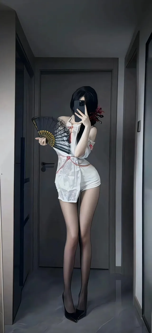 黑发少女持扇自拍灰调动漫手机壁纸