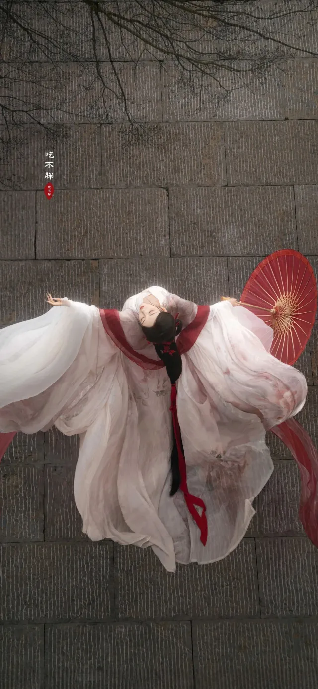 俯拍汉服红伞长发古风美女手机壁纸