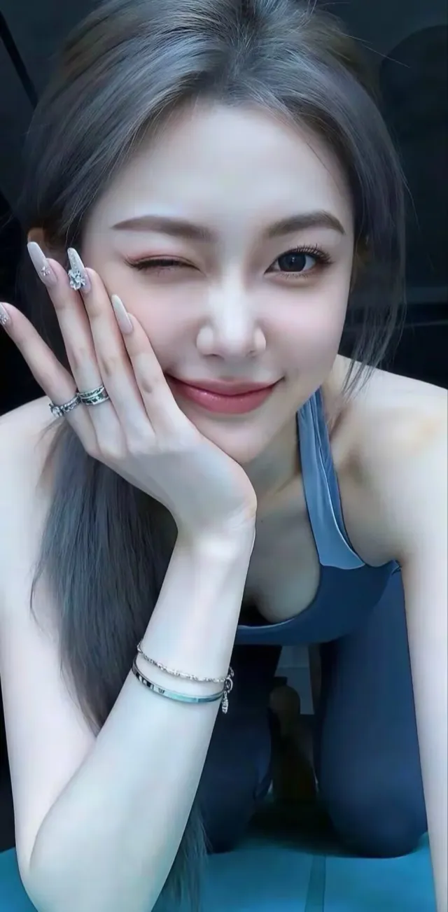 蓝吊带美女托腮 wink 微笑甜美人物手机壁纸