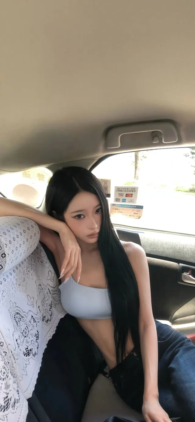 车内托腮蓝短上衣长发美女手机壁纸