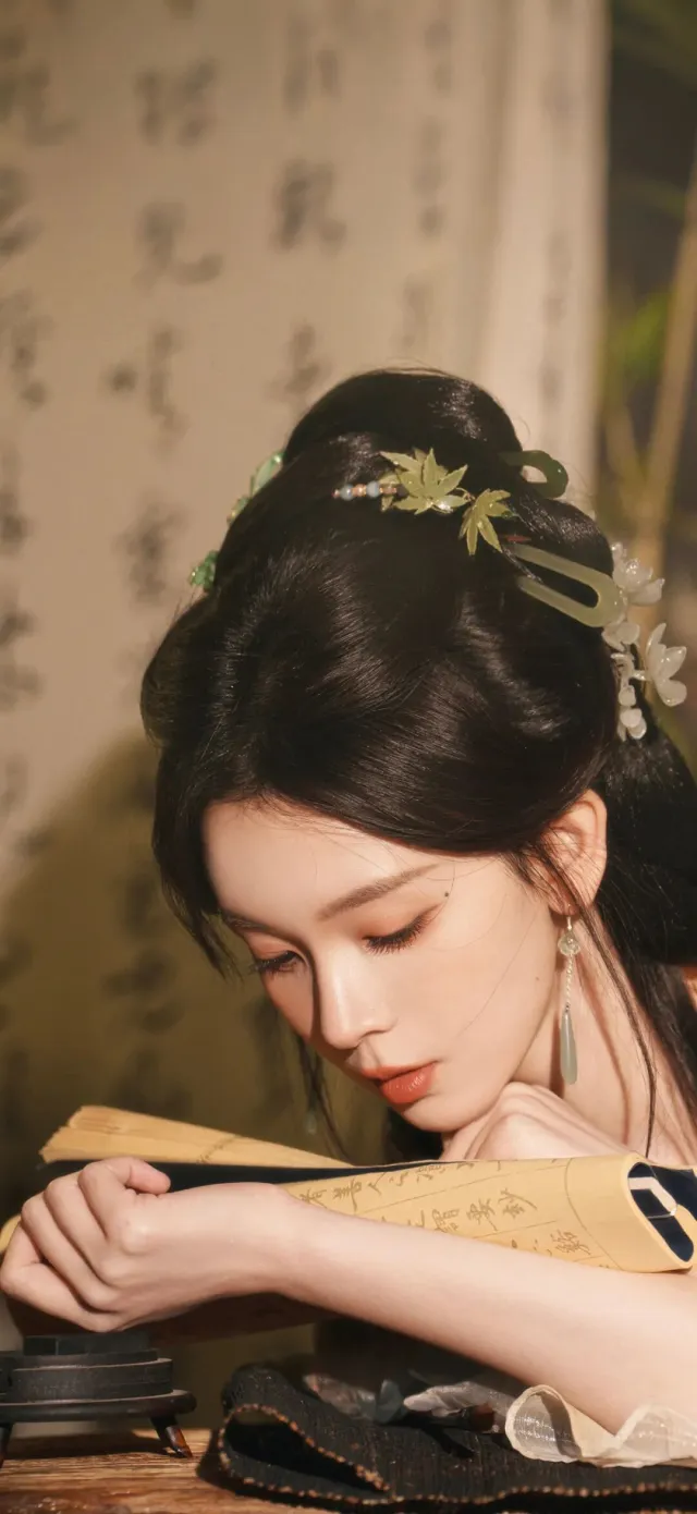 陈瑶古装持卷低眉温婉摄影美女人物手机壁纸