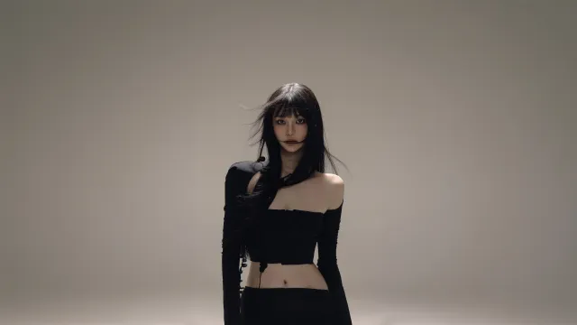 黑色露肩装酷飒美女电脑壁纸