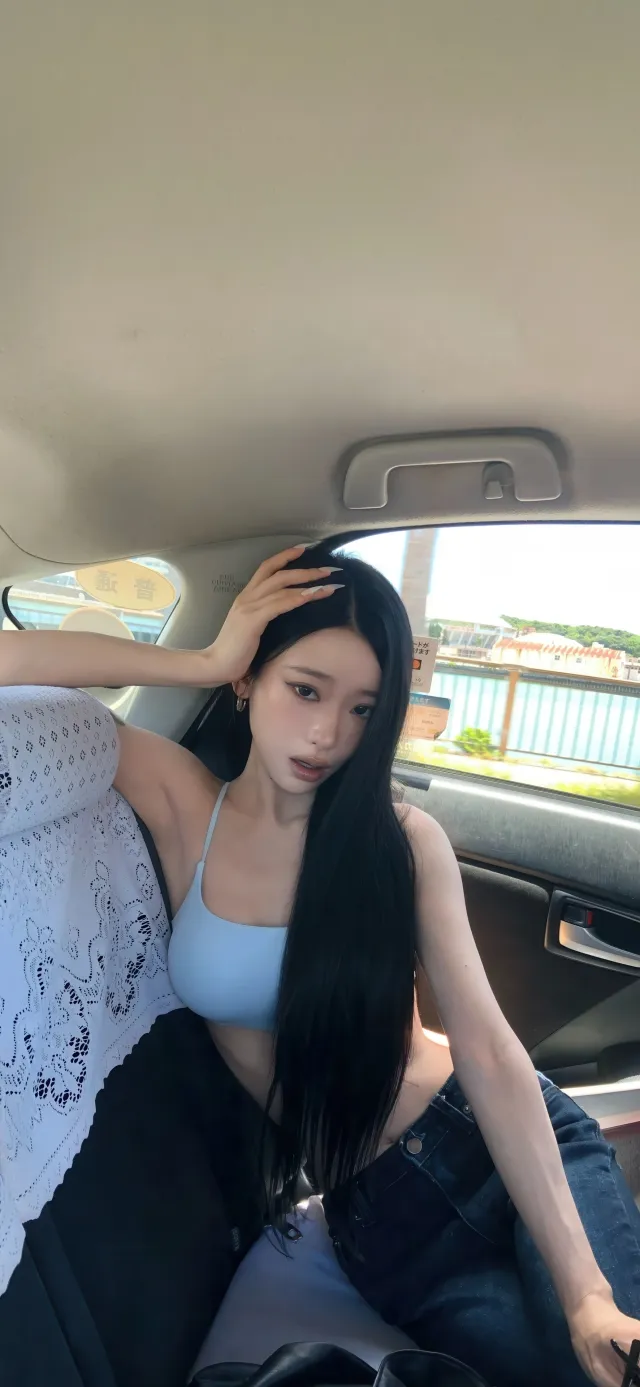 车内举手蓝短上衣长发美女手机壁纸