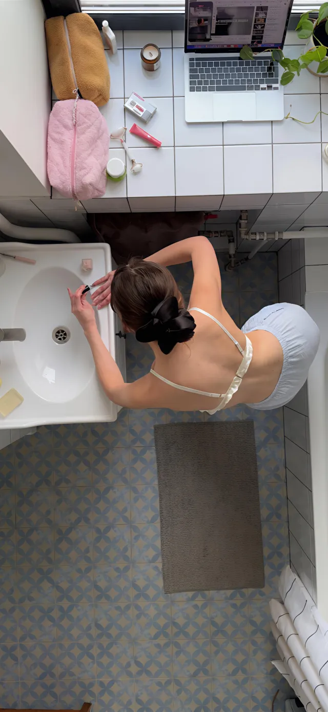 美女浴室梳妆背影日常摄影手机壁纸