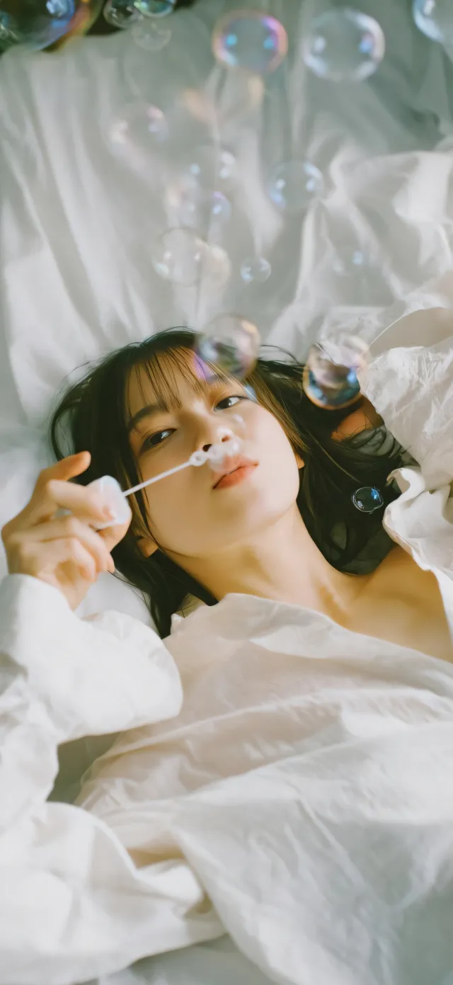 白衬衫美女床上吹泡泡梦幻写真美女手机壁纸