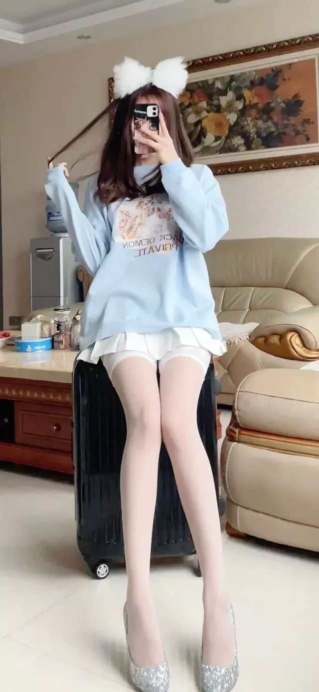 网红电气鼠美女对镜自拍手机壁纸