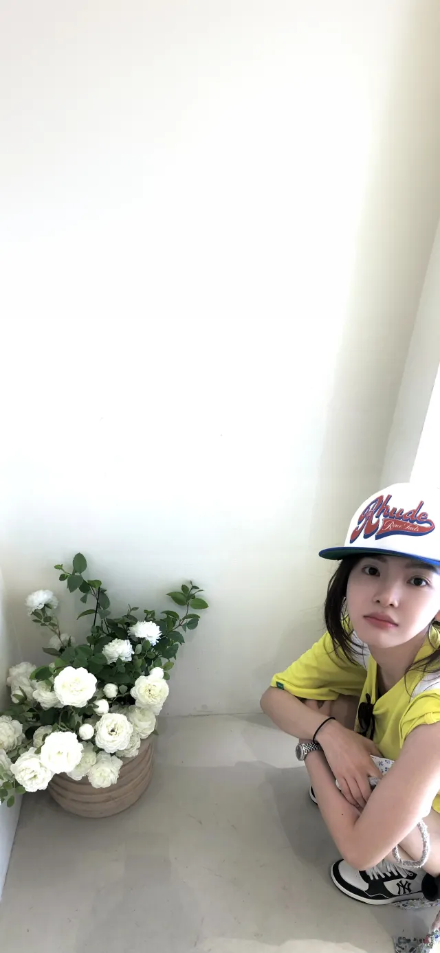 黄衣棒球帽白玫瑰清新美女手机壁纸