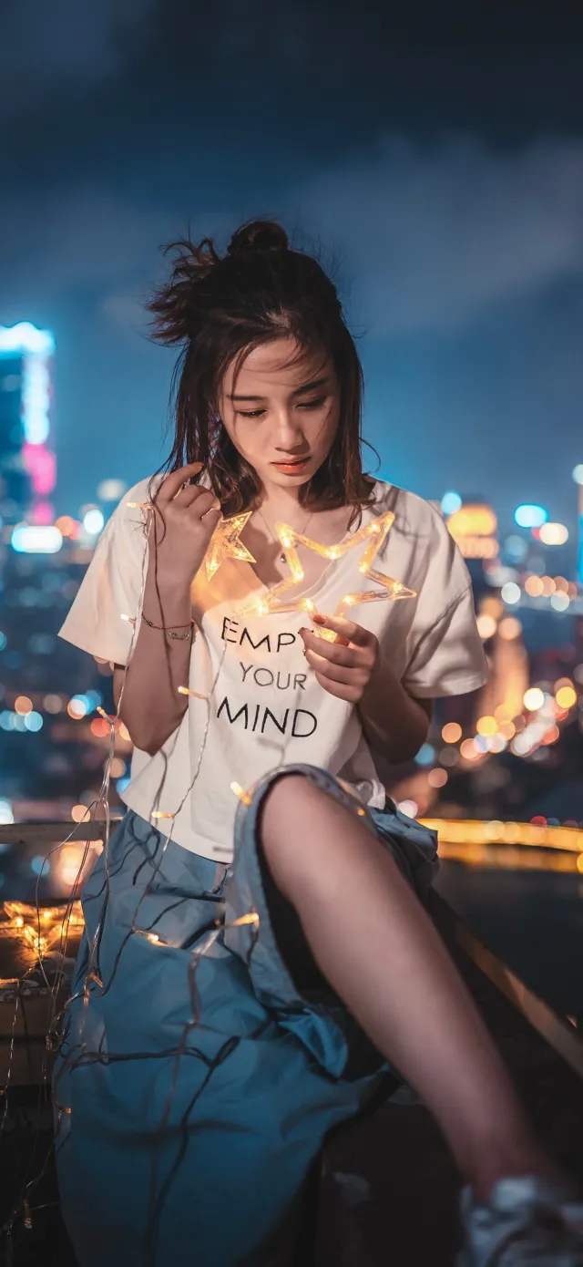 城市夜景中美女手持星灯人像摄影手机壁纸