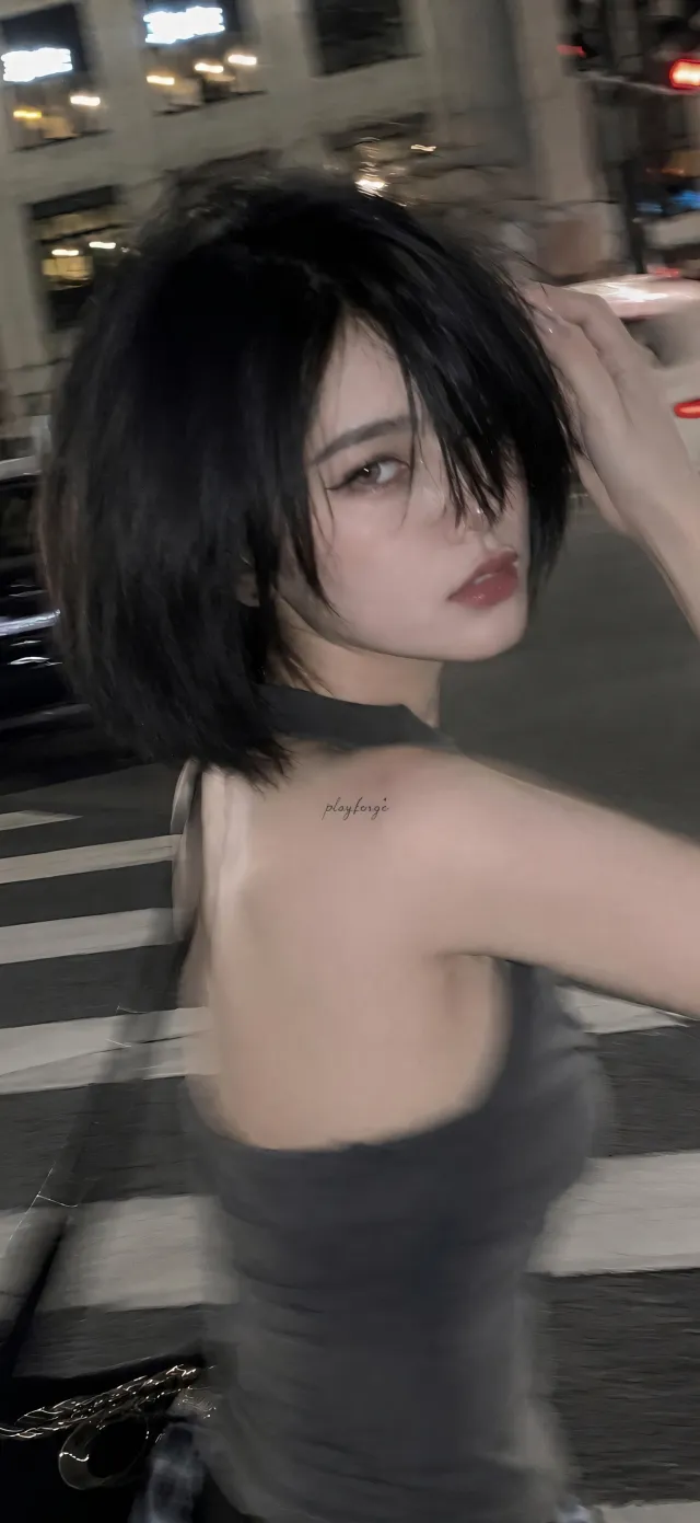 美女黑色短发露背装街头回眸摄影手机壁纸