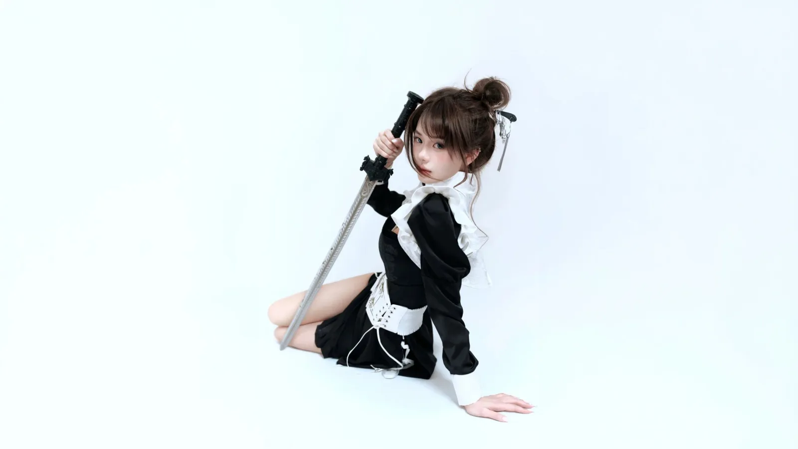 黑裙白饰少女持剑侧坐纯白背景人物摄影电脑壁纸