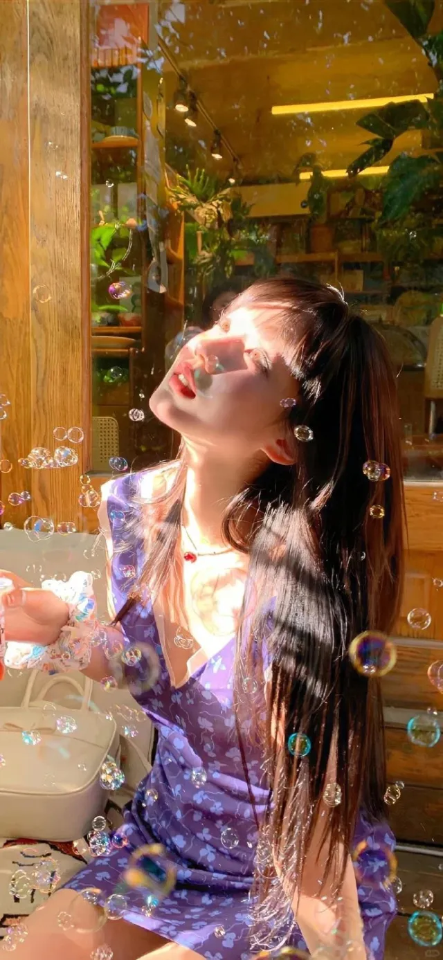 长发女性紫色碎花裙吹泡泡阳光氛围人物手机壁纸