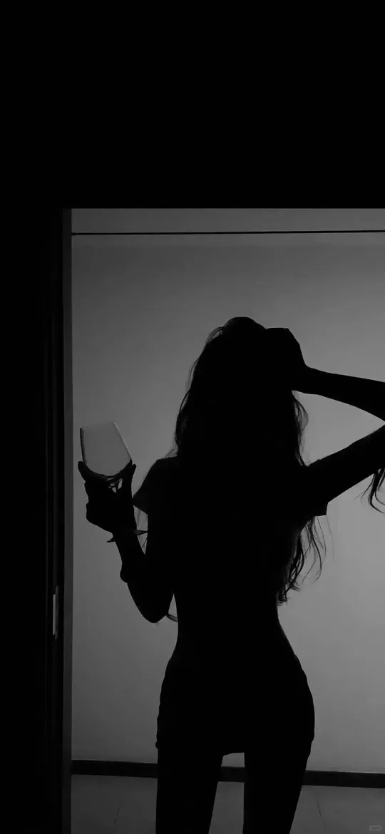 黑白剪影女子持酒杯撩发姿态手机壁纸