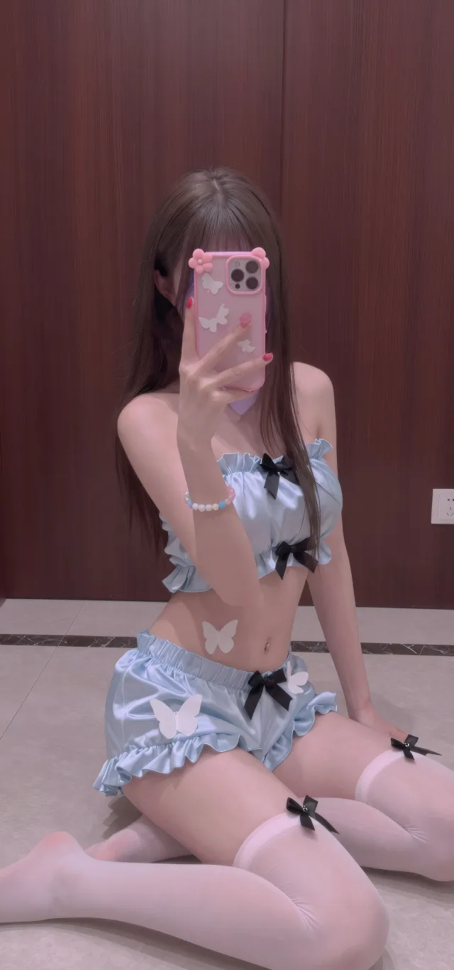 蓝缎带蝴蝶结美女自拍镜前甜美人像摄影手机壁纸