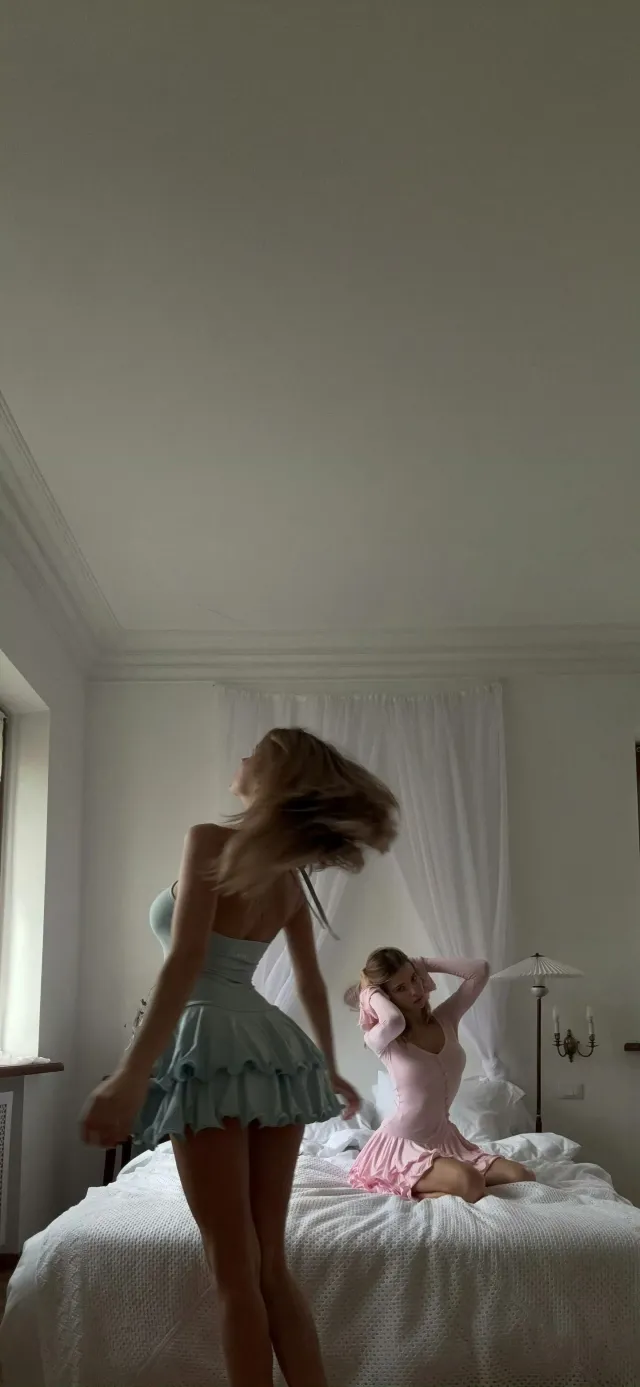 双女甩头转身超短裙性感美女手机壁纸