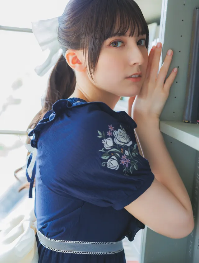 藏蓝色刺绣连衣裙少女写真壁纸