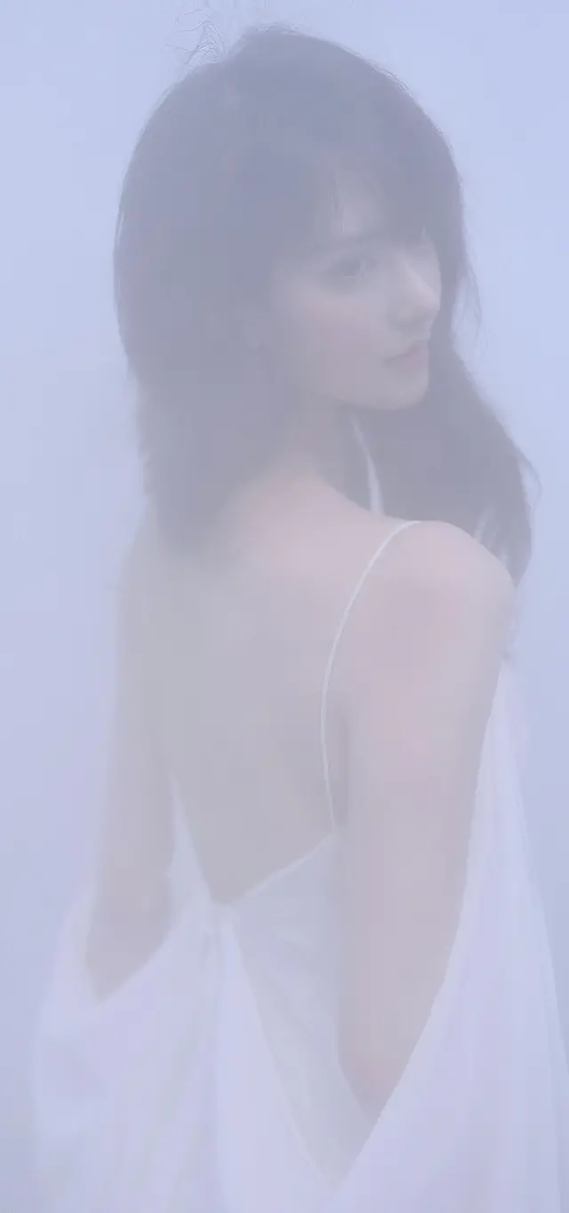 白裙朦胧美少女手机壁纸