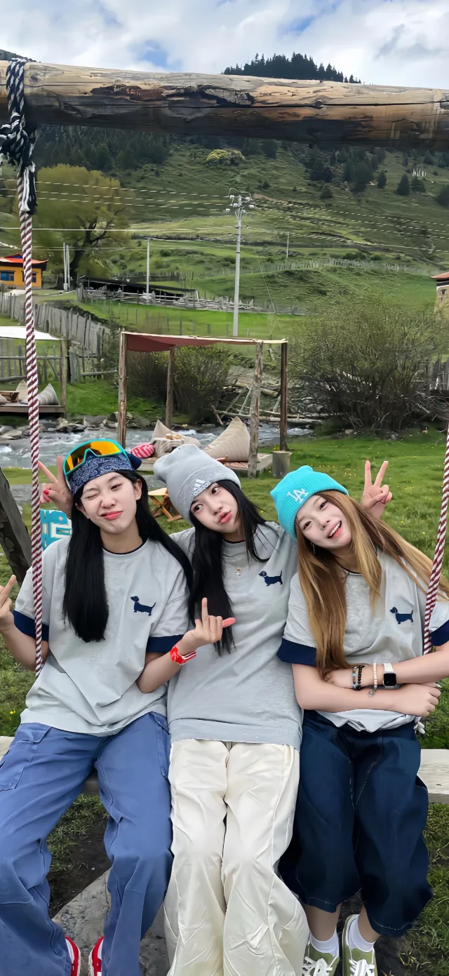 三位美女川西草地合影青春活力人物手机壁纸