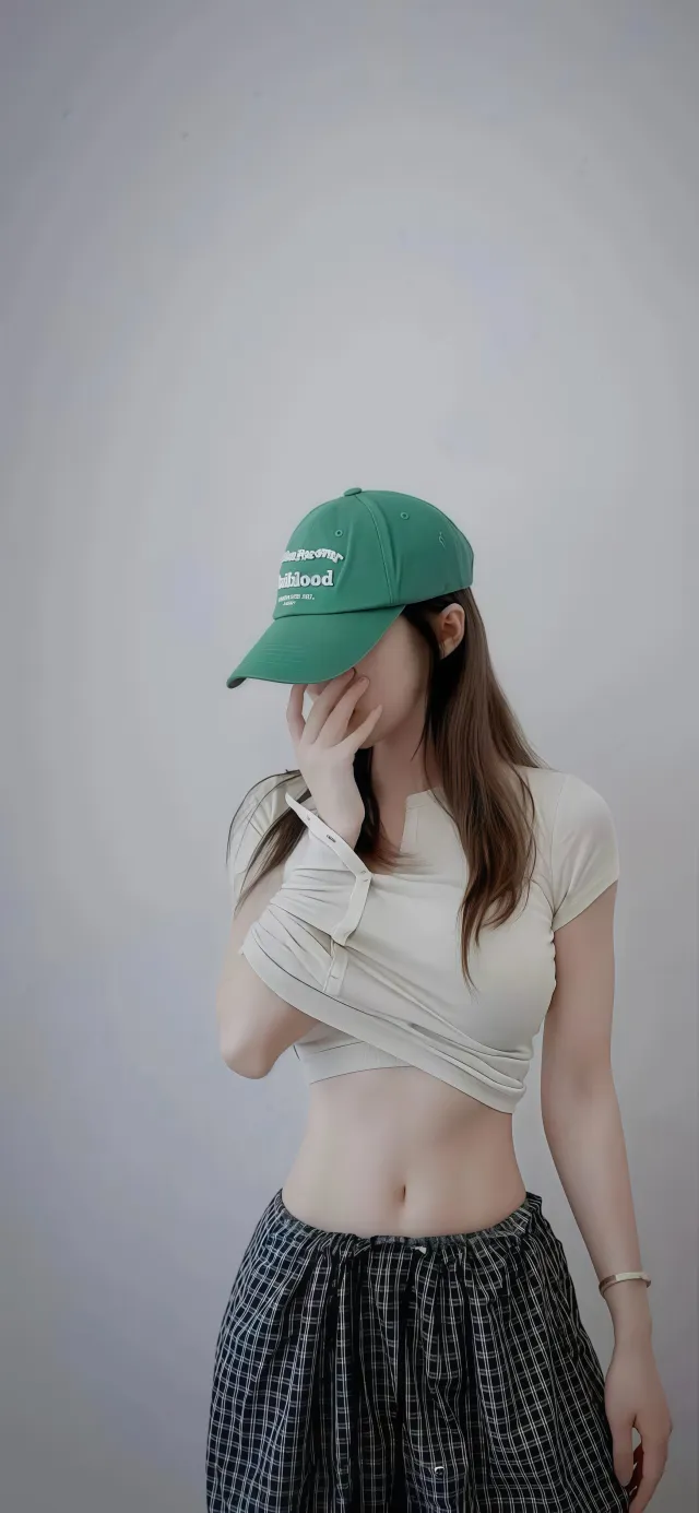 绿色棒球帽遮脸少女米色短袖格纹裤手机壁纸