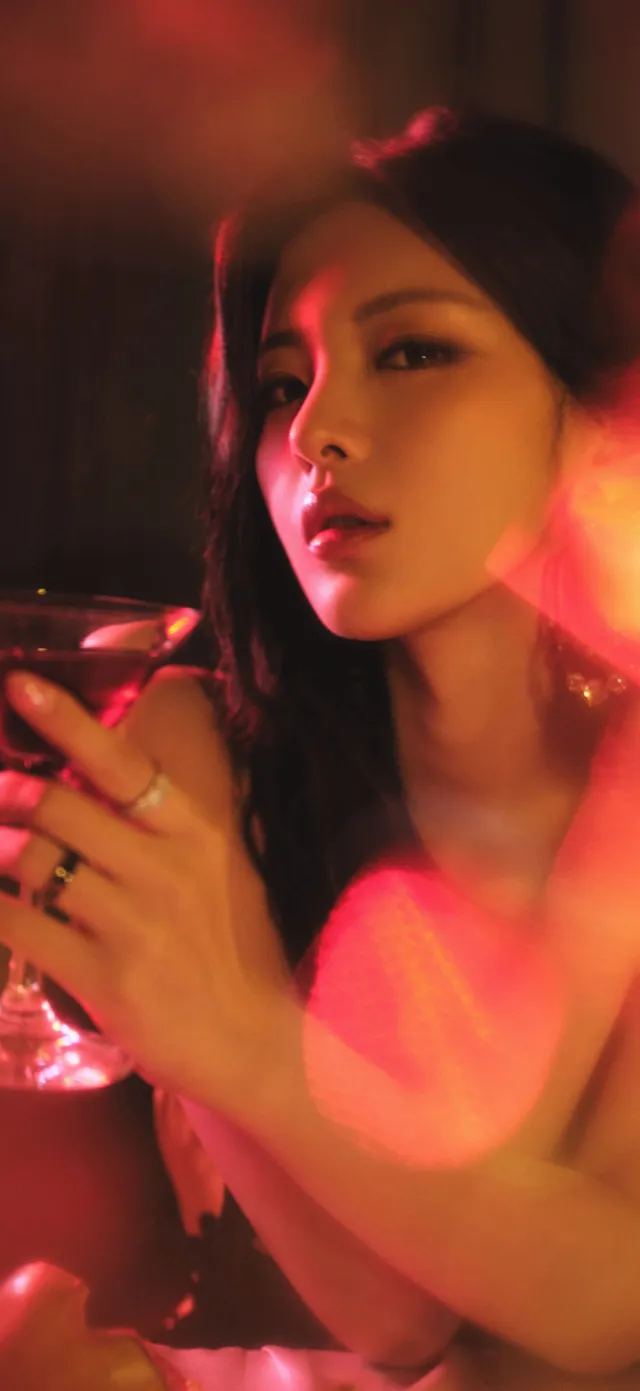 杨超越红光映照持酒杯暖红明星摄影手机壁纸