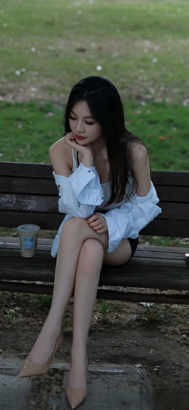公园长椅白衬衣沉思街拍美女手机壁纸