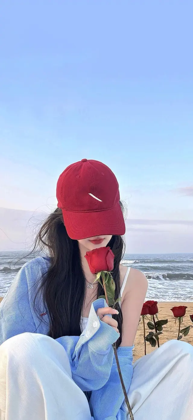 沙滩红帽红玫瑰条纹衬衫浪漫氛围美女手机壁纸