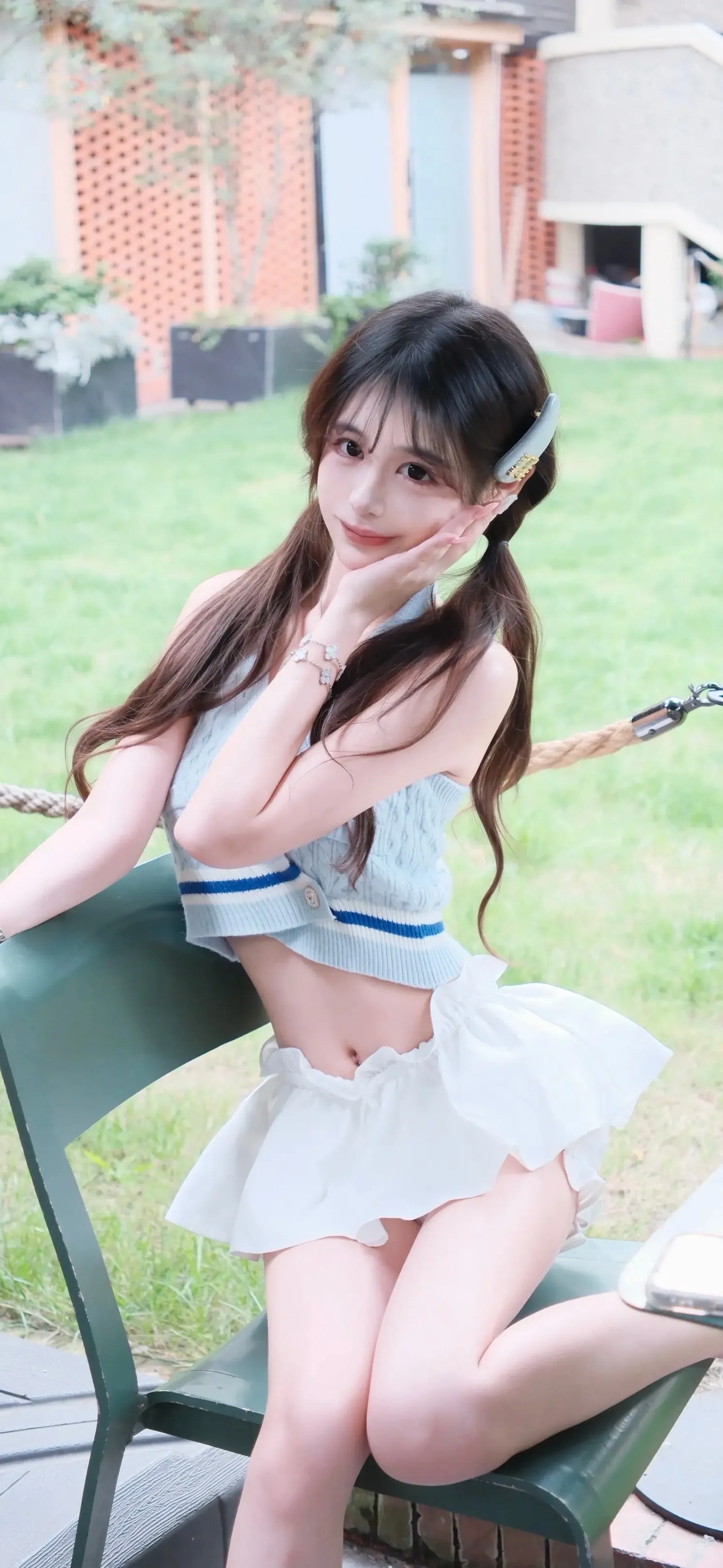 草地绿色椅子托腮微笑蓝衣白裙美女清新人物摄影手机壁纸
