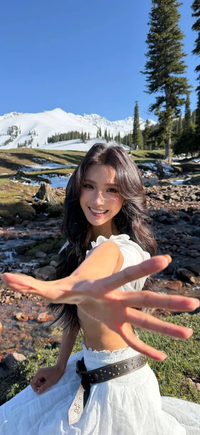 美女雪山草地伸手互动阳光明媚人物手机壁纸