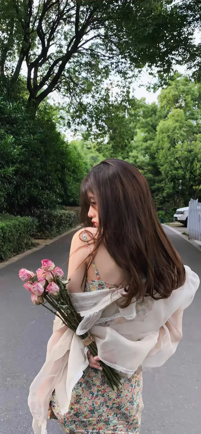 森系少女手持干枯粉玫瑰回眸路景手机壁纸