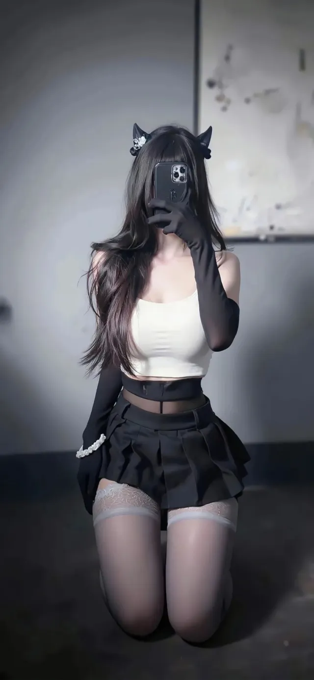 黑猫耳少女跪姿自拍镜面写真手机壁纸