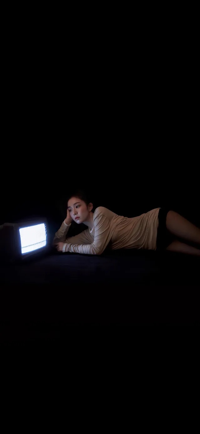 白衣美女暗室电视微光侧卧情绪感人像摄影手机壁纸