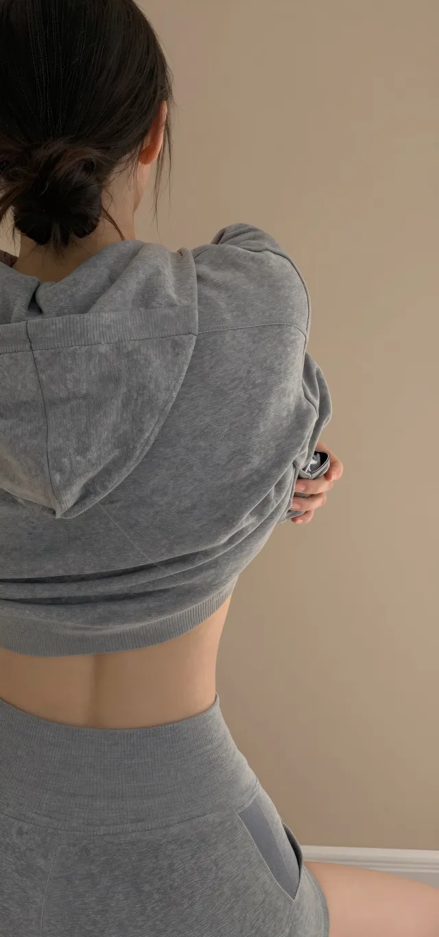 美女穿灰色运动套装背对镜头人物手机壁纸