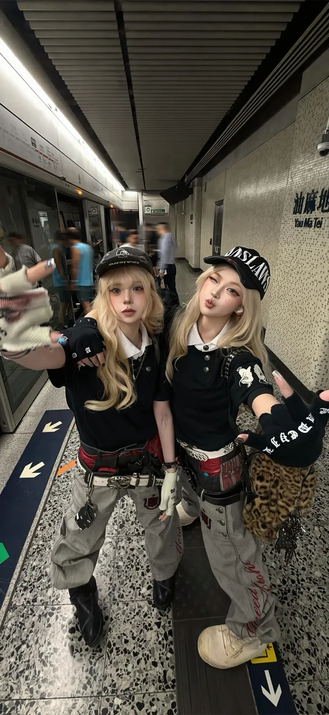 地铁站台金发双马尾酷飒美女合影人物手机壁纸