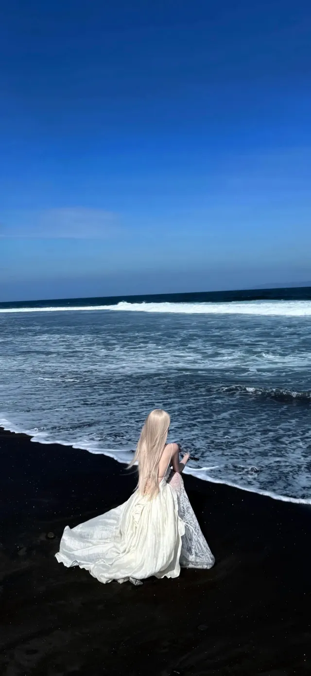 金发美女白裙海边静坐深蓝海景治愈系人物手机壁纸
