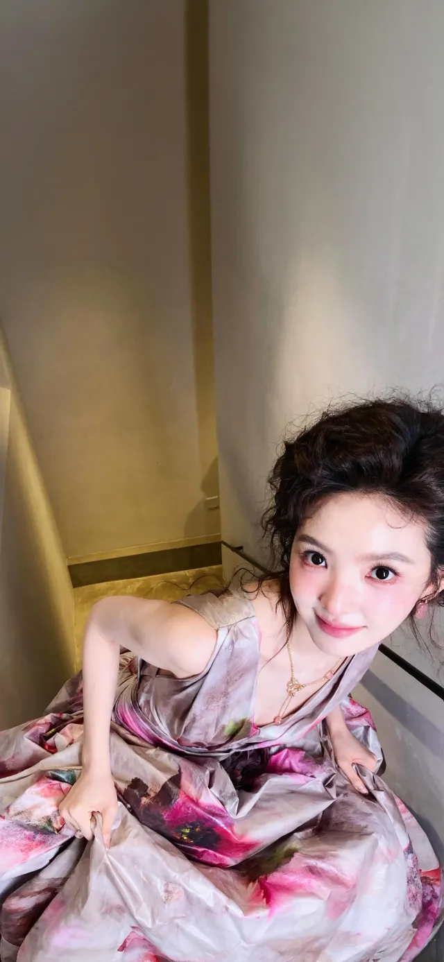 俯拍粉紫碎花礼服微笑美女手机壁纸