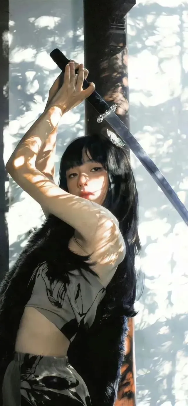 持剑黑发女子写真壁纸