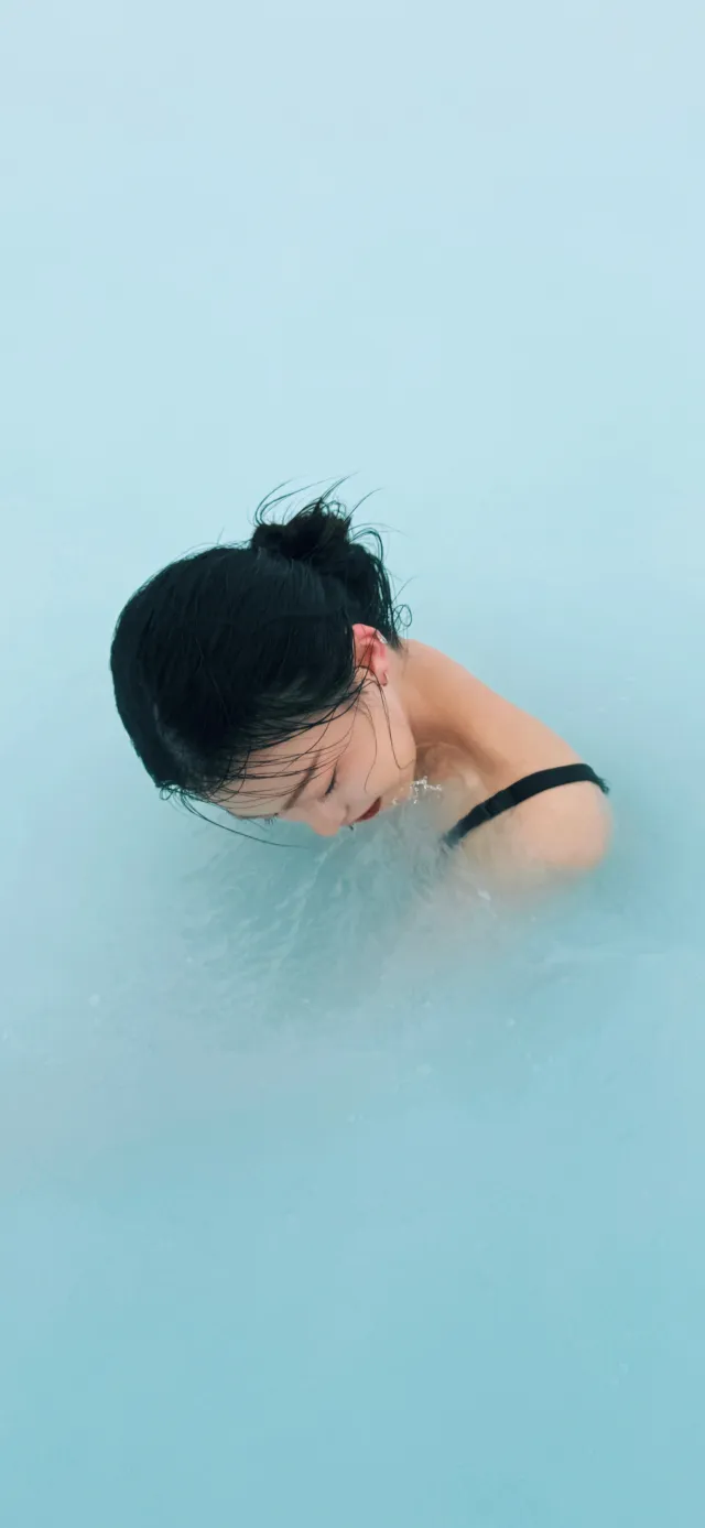 美女水中湿发优雅姿态手机壁纸
