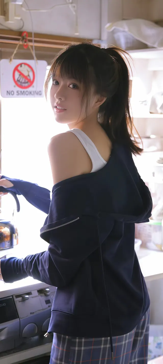居家蓝卫衣露肩回眸美女手机壁纸