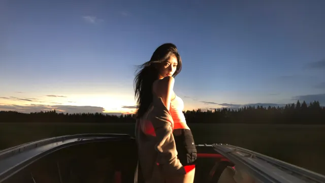 长发女子汽车天窗夕阳逆光回眸人物电脑壁纸