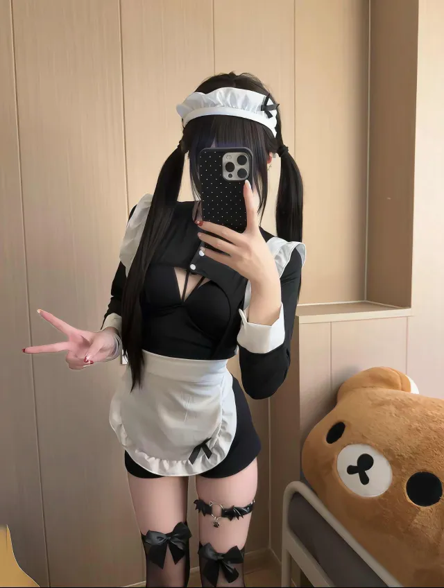女仆装双马尾持手机自拍比耶美女手机壁纸