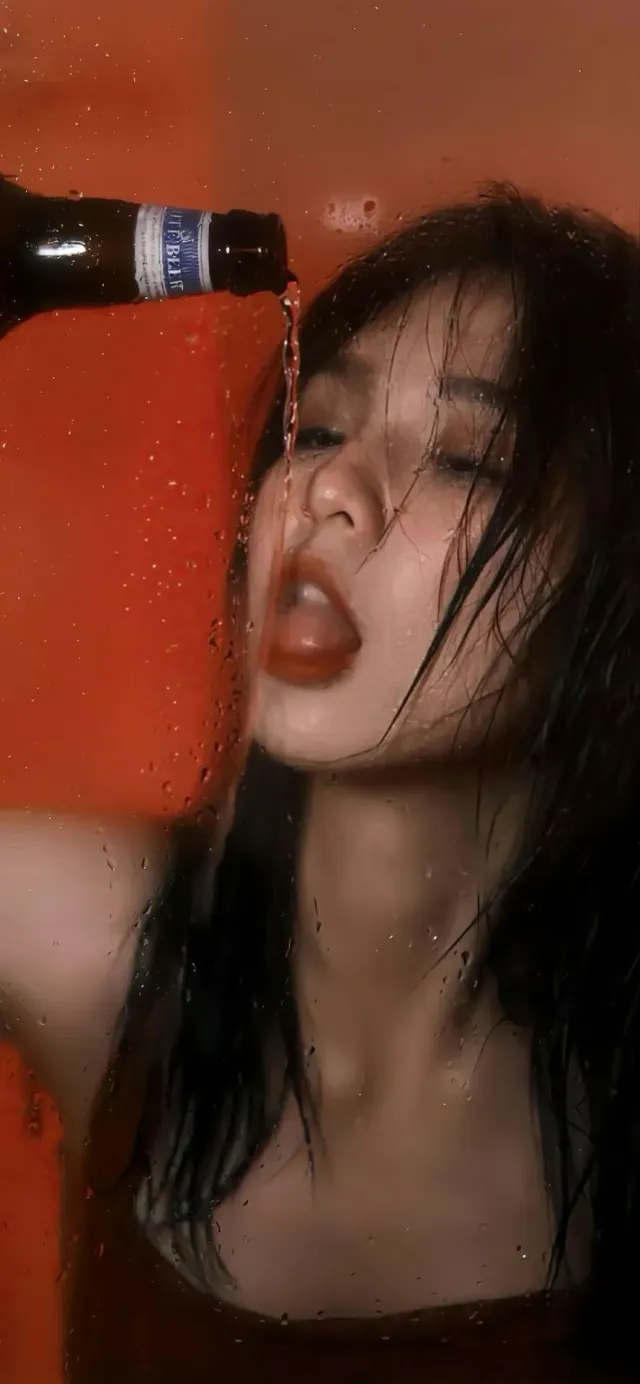 橙墙酒瓶倒水人物创意壁纸