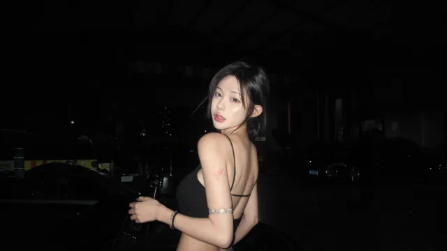 夜晚车库黑衣少女回眸人物电脑壁纸