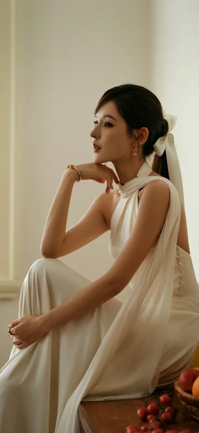 张予曦白色挂脖长裙侧颜优雅气质美女手机壁纸