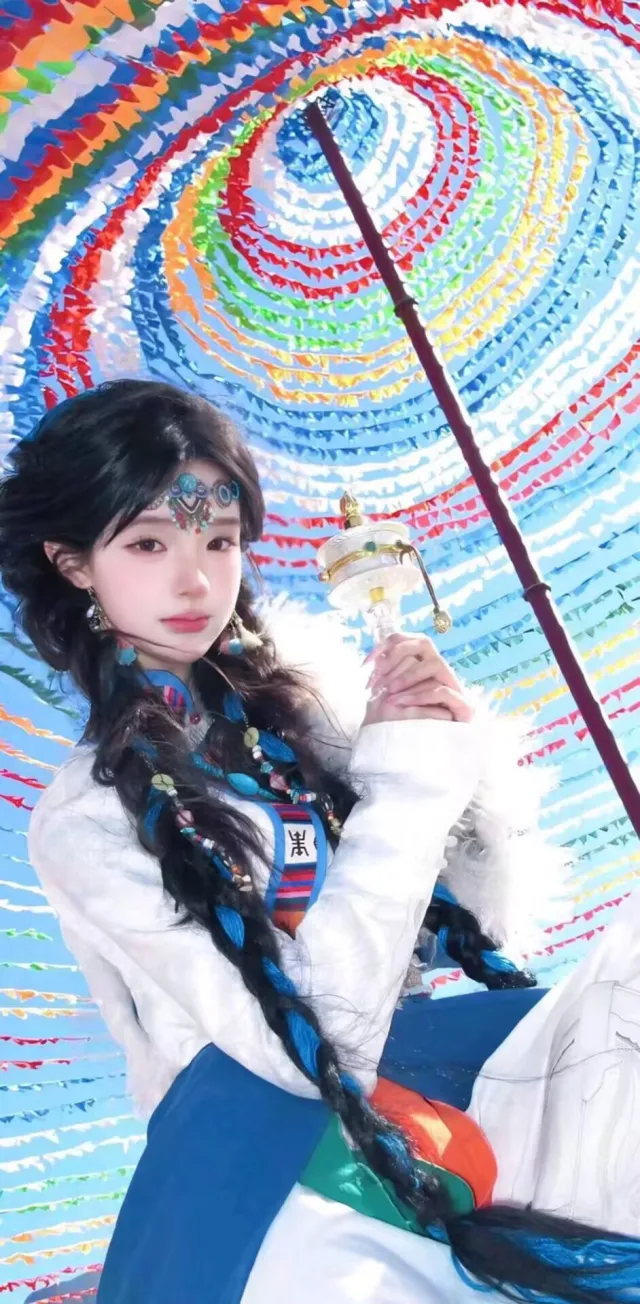 藏族服饰美女持转经筒人物电脑壁纸