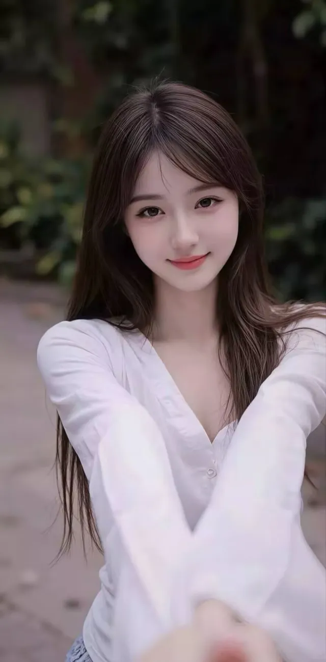 白衬衫长发美女户外微笑写真手机壁纸